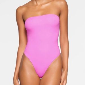 FITS EVERYBODY STRAPLESS BODYSUIT | NEON ORCHID - NEON ORCHID